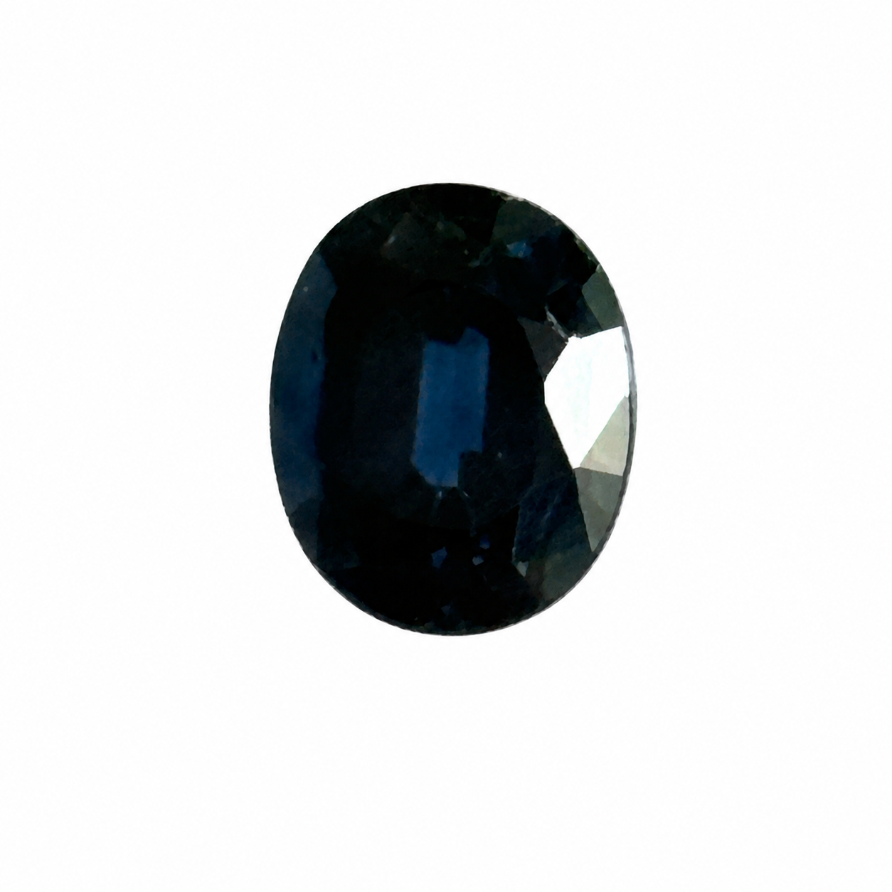 Detailaufnahme eines natürlichen tiefblauen Saphir, Oval Mixed Cut, 1,20 ct, zertifizierter Edelstein für hochwertigen Schmuck.