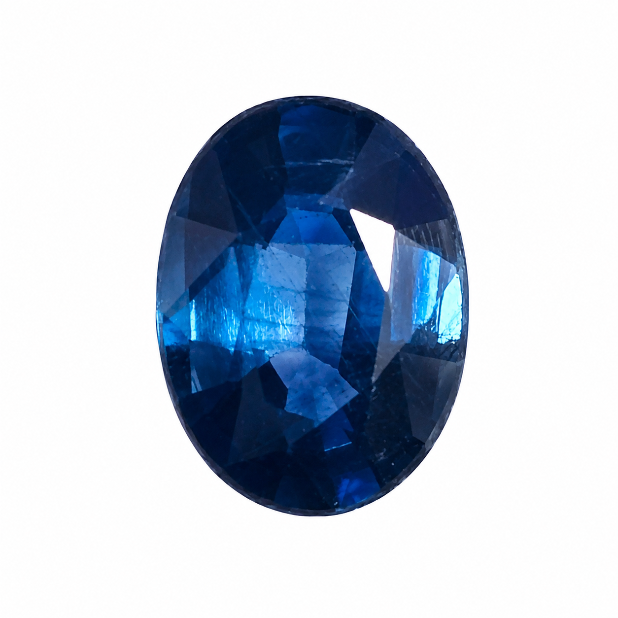 Detailaufnahme eines natürlichen tiefblauen Saphir, Oval Mixed Cut, 0,92 ct, zertifizierter Edelstein für hochwertigen Schmuck.