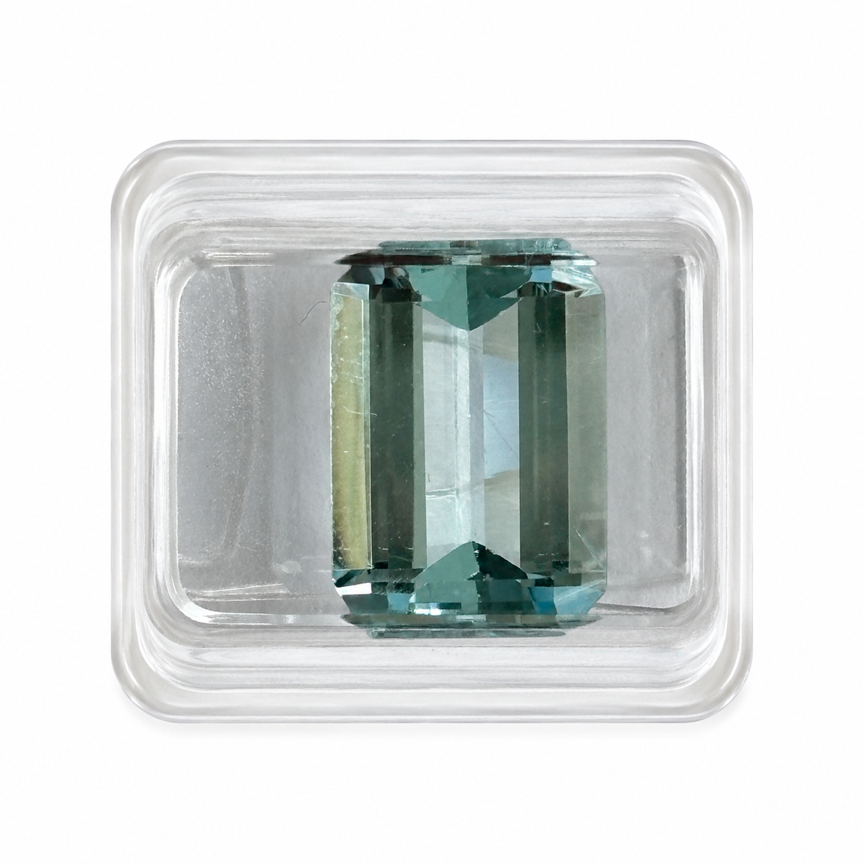Detailansicht eines natürlichen blauen Aquamarin, Oktagon Emerald Cut, 5,65 ct, zertifizierter Edelstein für hochwertigen Schmuck.