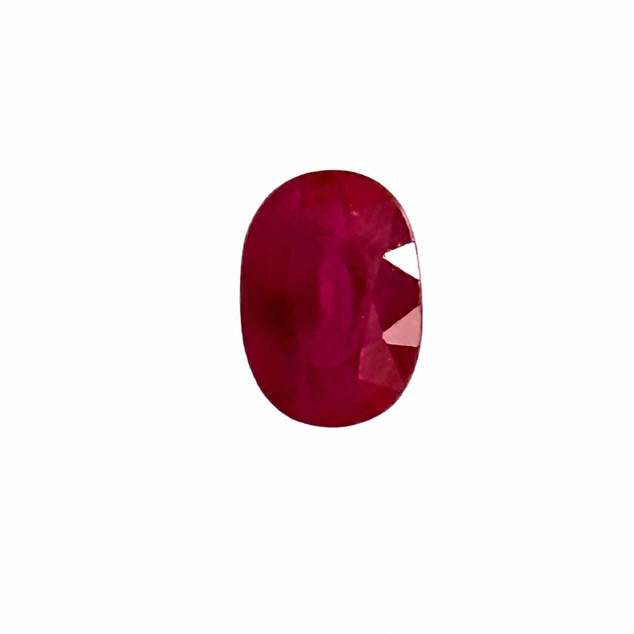 Detailaufnahme eines natürlichen tief purpur-rosa roten Rubin, Oval Mixed Cut, 1,30 ct, zertifizierter Edelstein für hochwertigen Schmuck