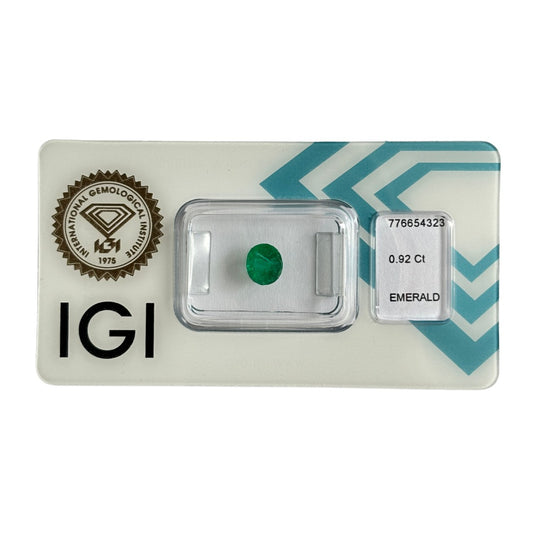 Natürlicher grüner Smaragd, Oval Mixed Cut, 0,92 ct, zertifizierter Edelstein für hochwertigen Schmuck.