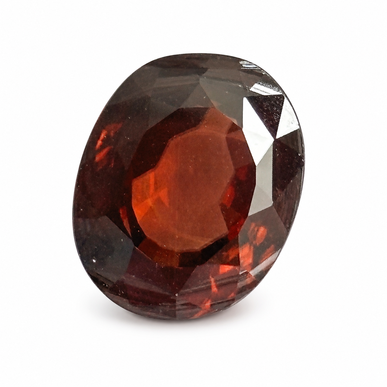 Detailaufnahme eines natürlichen tief rötlich-braunen Zirkon, oval Mixed Cut, 13,62 ct, zertifizierter Edelstein für hochwertigen Schmuck.