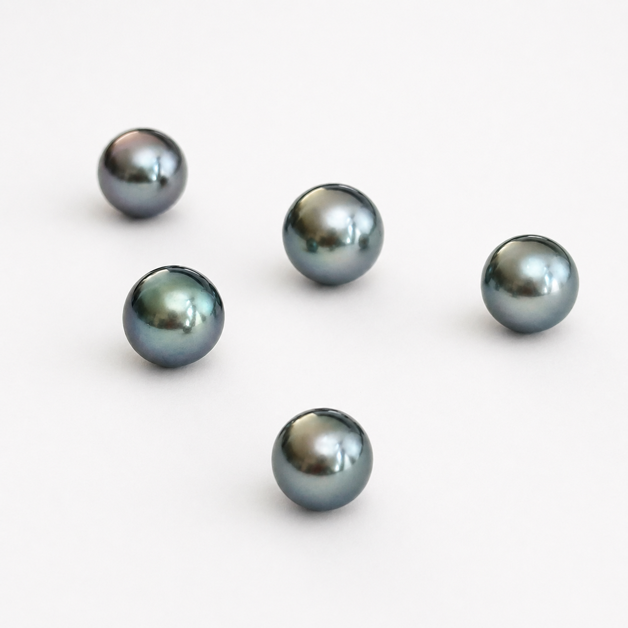 Natürliche Tahiti-Perle – ca. 6–7 mm | Rund | Hellanthrazit silbrig mit grünlichen Nuancen