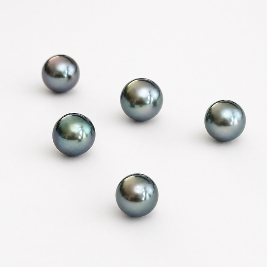 Natürliche Tahiti-Perle – ca. 6–7 mm | Rund | Hellanthrazit silbrig mit grünlichen Nuancen