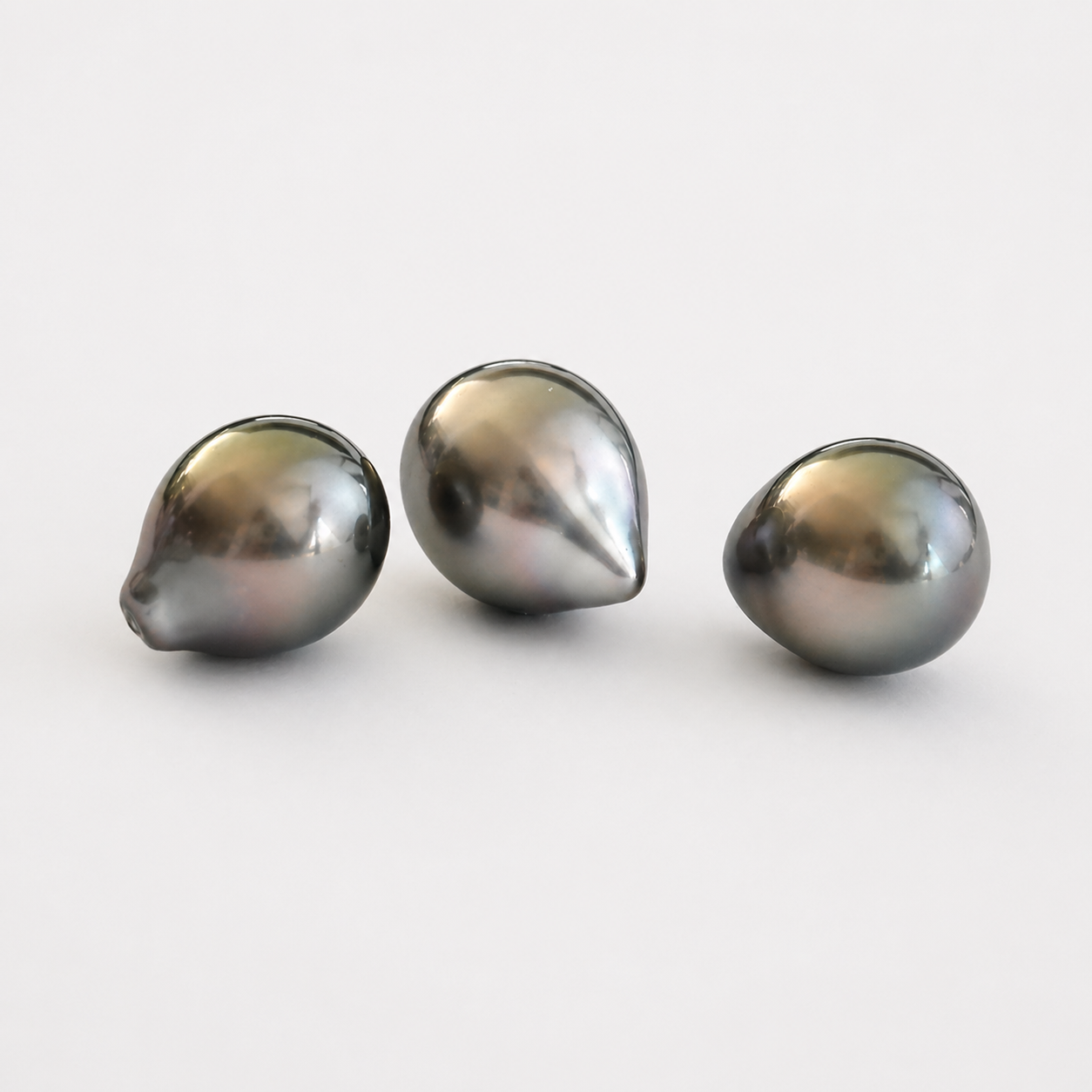 Natürliche Tahiti-Perle – ca. 9 mm | Tropfenform | Hellanthrazit