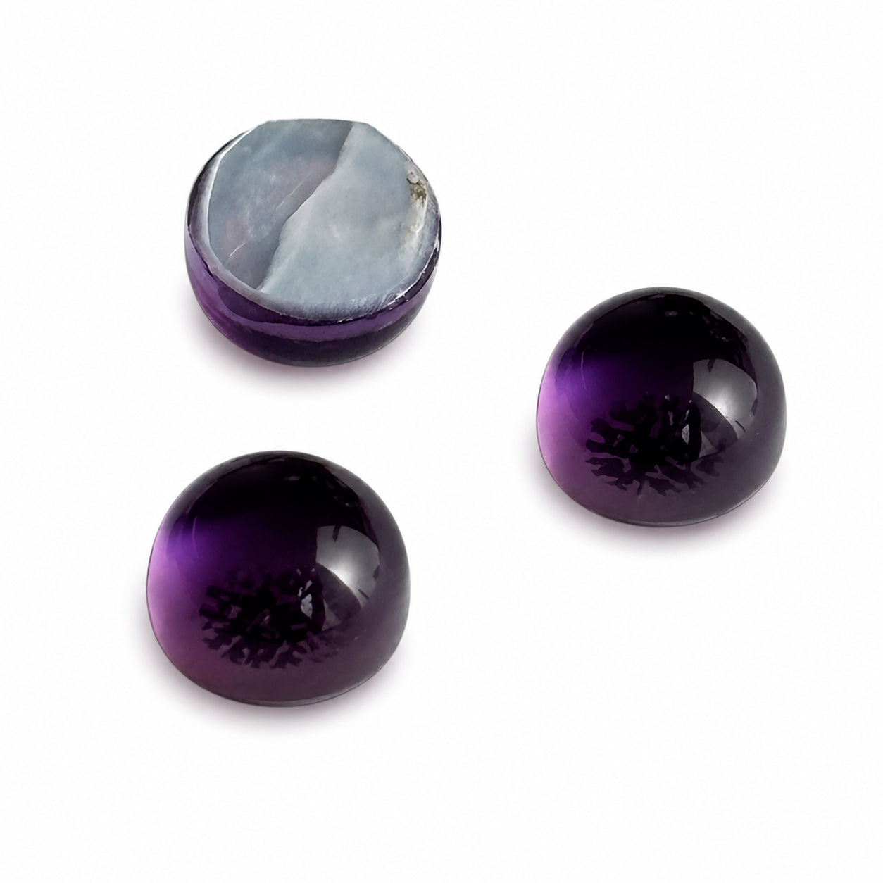 Natürlicher Amethyst auf Perlmutt - ca. 1,33 ct | Round Cabochon | Violett
