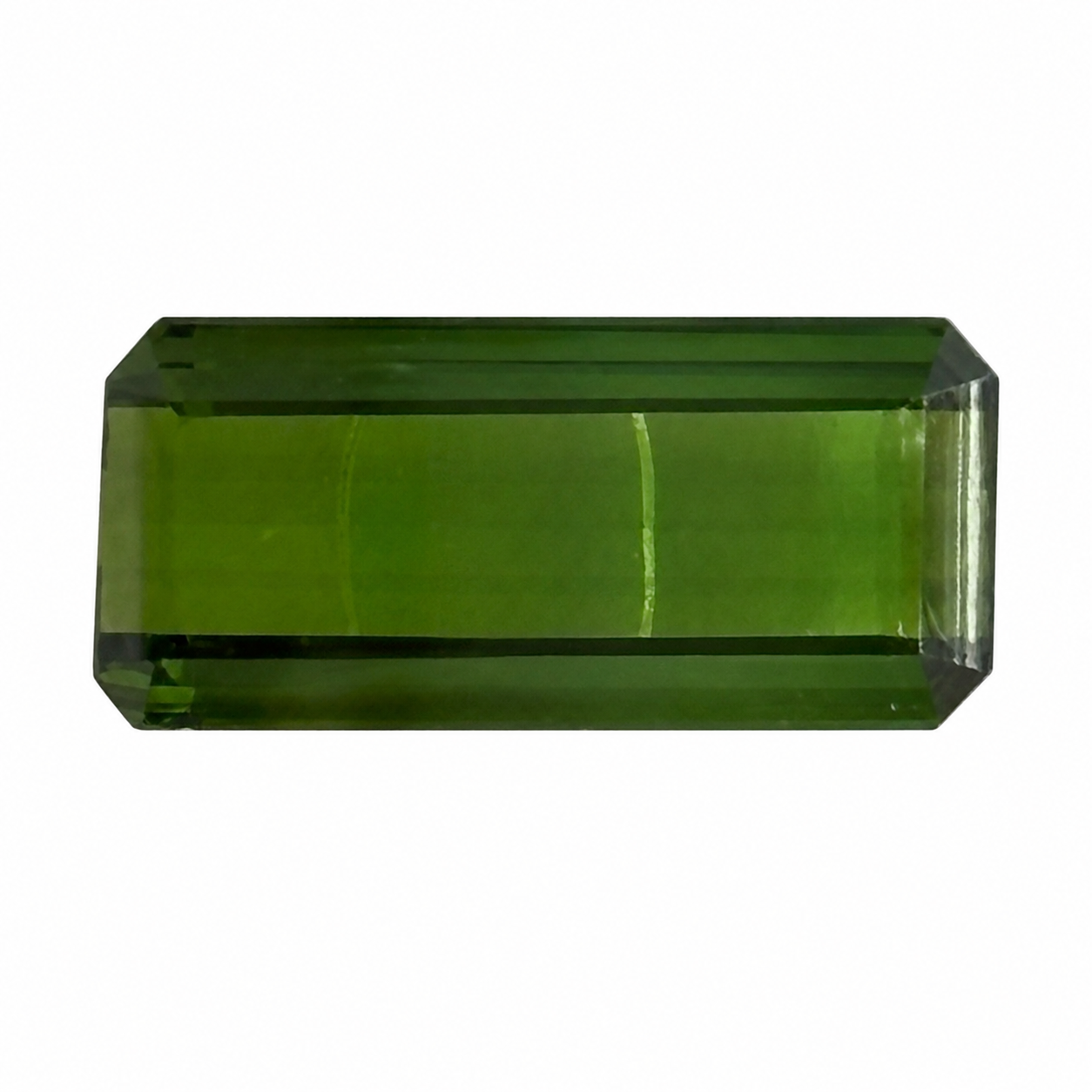 Detailaufnahme eines natürlichen dunkelgrünen Verdelith, Oktagon Emerald Cut, 5,11 ct, zertifizierter Edelstein für hochwertigen Schmuck.