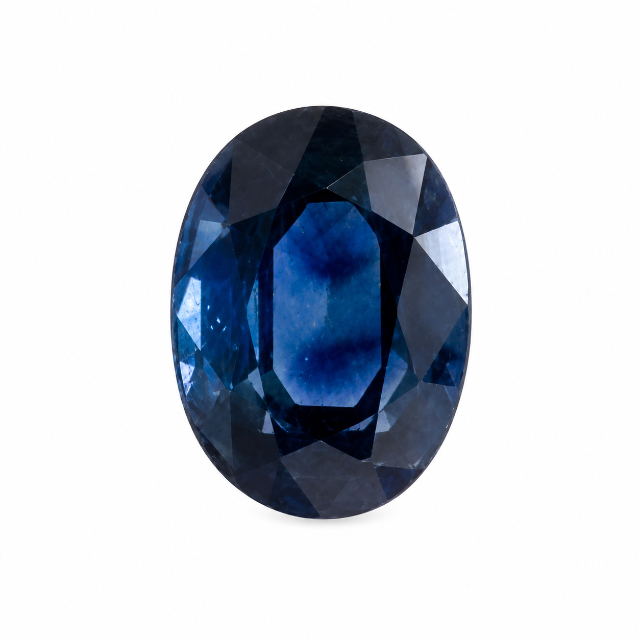 Detailaufnahme eines natürlichen tiefblauen Saphir, Oval Mixed Cut, 0,74 ct, zertifizierter Edelstein für hochwertigen Schmuck.