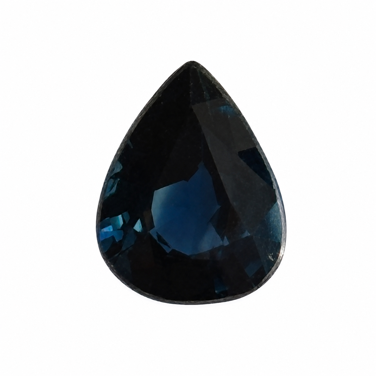 Detailaufnahme eines natürlichen tiefblauen Saphir, Pear Mixed Cut, 1,25 ct, zertifizierter Edelstein für hochwertigen Schmuck.