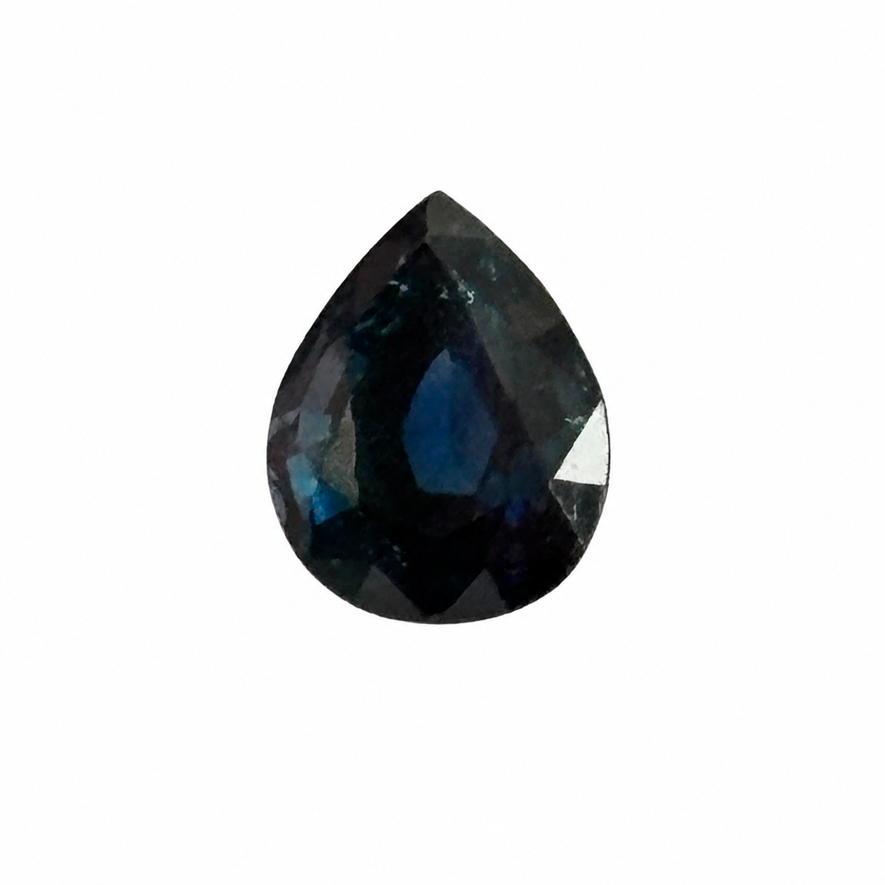 Detailaufnahme eines natürlichen tiefblauen Saphir, Pear Mixed Cut, 1,07 ct, zertifizierter Edelstein für hochwertigen Schmuck.