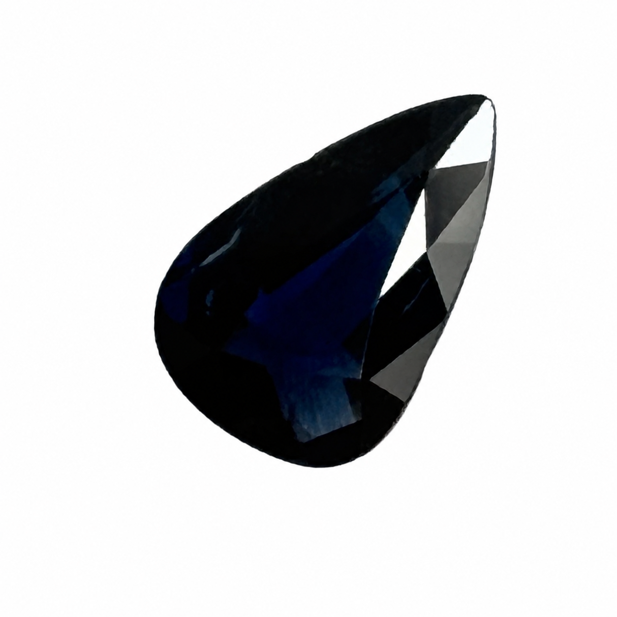 Detailaufnahme eines natürlichen dunkelblauen Saphir, Pear Mixed Cut, 1,54 ct, zertifizierter Edelstein für hochwertigen Schmuck.