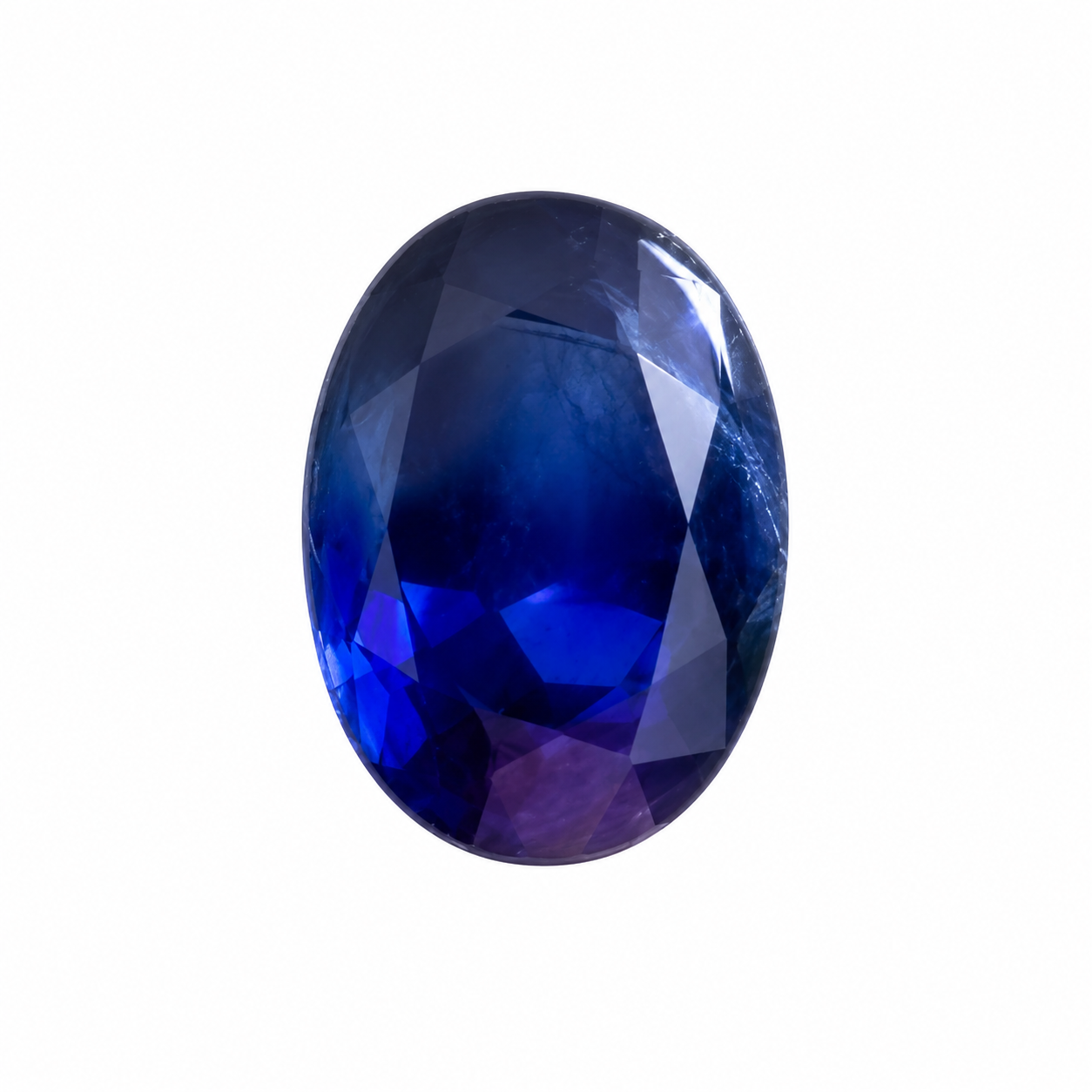 Detailaufnahme eines natürlichen tiefblauen Saphir, Oval Mixed Cut, 0,74 ct, zertifizierter Edelstein für hochwertigen Schmuck.