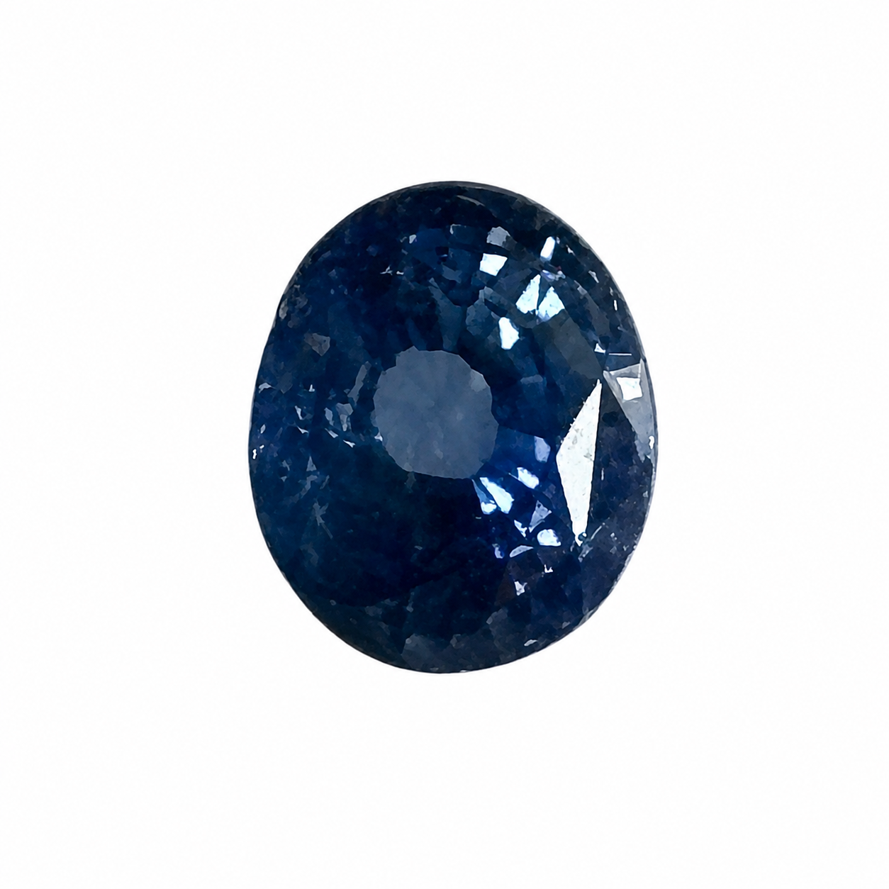 Detailaufnahme eines natürlichen tiefblauen Saphir, Oval Brilliant, 1,40 ct, zertifizierter Edelstein für hochwertigen Schmuck.