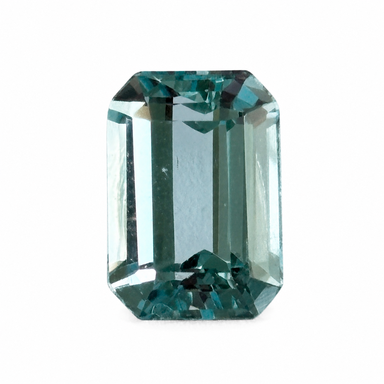 Detailaufnahme eines natürlichen tiefblauen Aquamarins, Oktagon Emerald Cut, 4,36 ct, zertifizierter Edelstein für hochwertigen Schmuck.