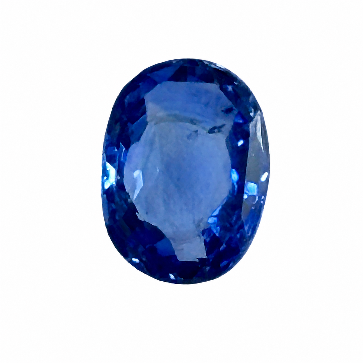 Detailaufnahme eines natürlichen blauen Saphir, Oval Mixed Cut, 1,58 ct, zertifizierter Edelstein für hochwertigen Schmuck.