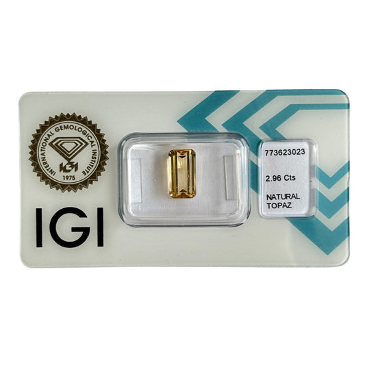 Natürlicher tiefgelber Topas, Oktagon Emerald Cut, 2,96 ct, zertifizierter Edelstein für hochwertigen Schmuck.